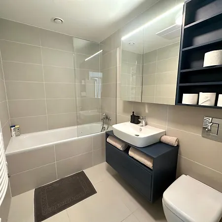 New Modern Near Tipos Arena With Parking *