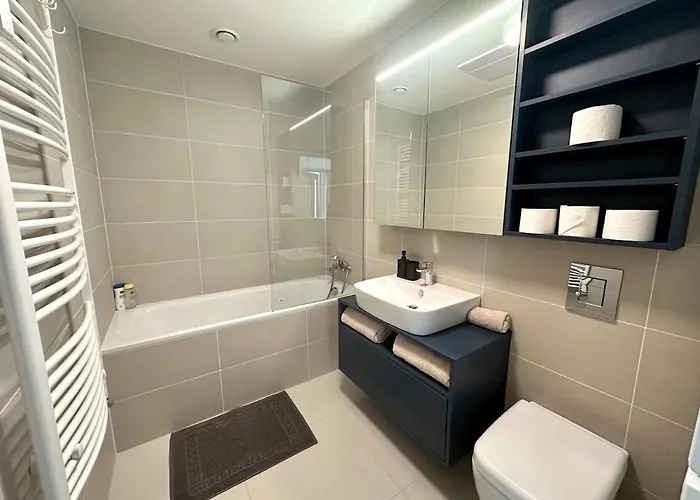 Apartmán New Modern Near Tipos Arena With Parking *