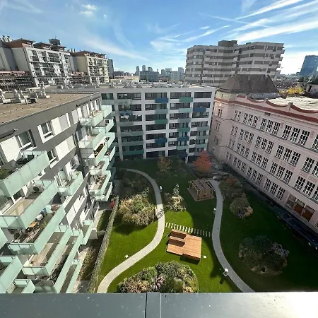 Apartmán New Modern Near Tipos Arena With Parking